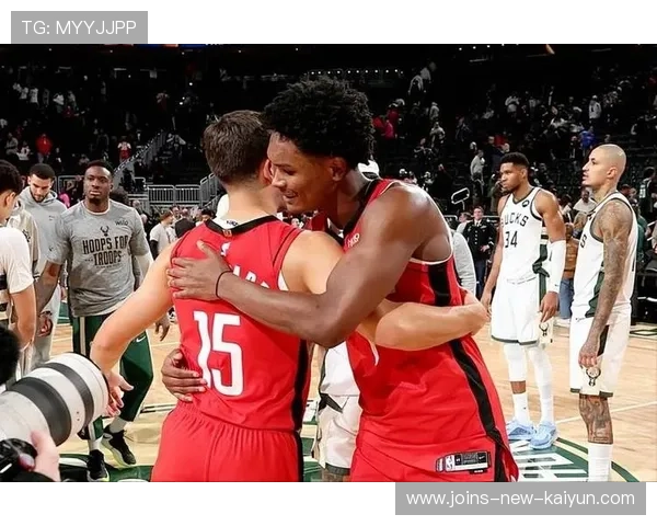 雄鹿板凳深度惊人，替补球员多点开花，雄鹿扳平